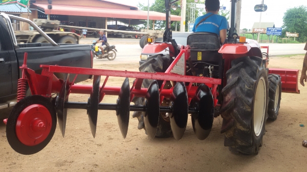 ขายครับรถไถยันม้า39แรงสองเพลา ตัวใหม่ล้าสุดยังไม่ได้ล้างพร้อมทะเบียนราคา345000บาท  รถสวยมากเดิมๆ ยังไม่ได้ล้างมีไบมีดหน้าและโลตาลี่หนึ่งอันอยู่ วังบัว อ คลองขลุง จ กำแพงเพชรสนใจโทร 0813655997 อำพรพาเจริญราคาคุยกันได้อีกนะครัย