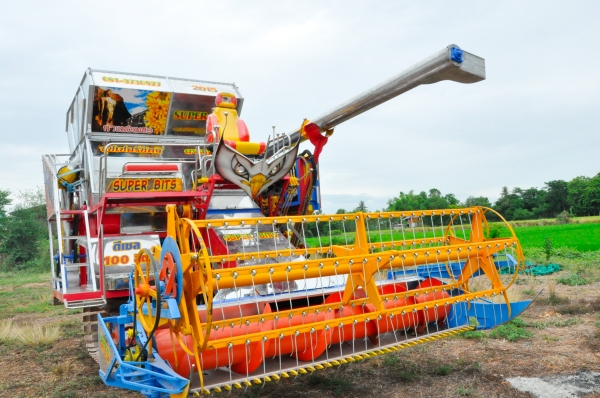 รถเกี่ยวข้าวซุปเปอร์บิทส์รุ่นใหม่ล่าสุด 2015