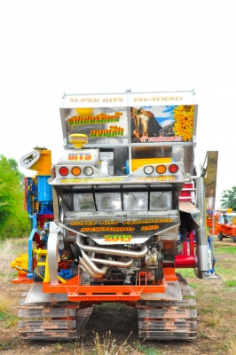 รถเกี่ยวข้าวซุปเปอร์บิทส์รุ่นใหม่ล่าสุด 2015