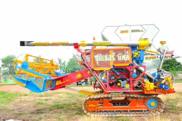 รถเกี่ยวข้าวซุปเปอร์บิทส์รุ่นใหม่ล่าสุด 2015