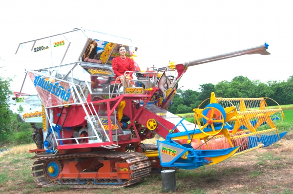 รถเกี่ยวข้าวซุปเปอร์บิทส์รุ่นใหม่ล่าสุด 2015