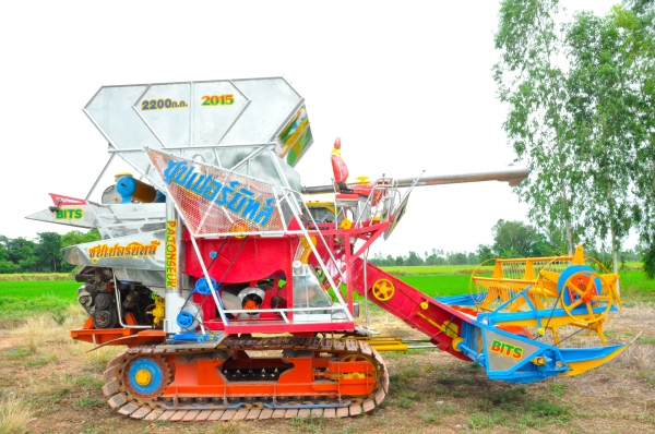 รถเกี่ยวข้าวซุปเปอร์บิทส์รุ่นใหม่ล่าสุด 2015