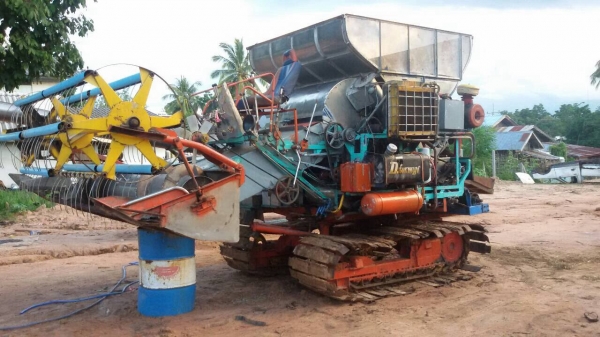 ขาย ((320,000)) รถเกี่ยว วิชาญการช่าง อุ้ม1.8T. เครื่อง ฮีโน่ Jo8c 260 แรง ยกคอได้สูง ลุยโหล่มได้ดี น้ำหนักเบา