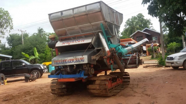 ขาย ((320,000)) รถเกี่ยว วิชาญการช่าง อุ้ม1.8T. เครื่อง ฮีโน่ Jo8c 260 แรง ยกคอได้สูง ลุยโหล่มได้ดี น้ำหนักเบา