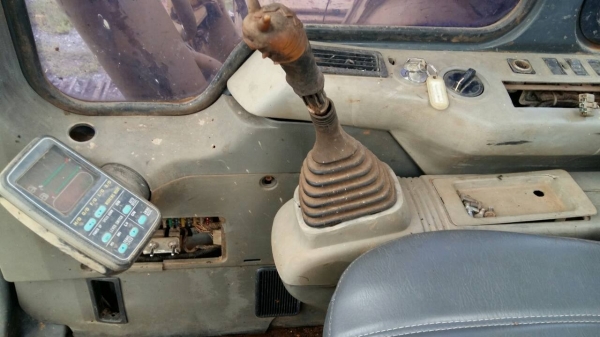 รถแบ็คโฮ KOMATSU PC200 รุ่น 6