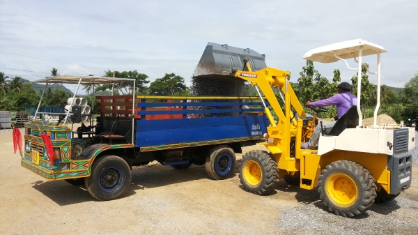 รถอีแต๋นสี่ล้อแอ๊วเครื่องดีพื้นกะบะเลสคัชซีดีก็ใช้งานได้ดีส่งฟรีครับ