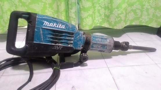 เครื่องสกัดคอนกรีต makita HM 1317 C รุ่นใหญ่มีระบบลดแรงกระแทก สภาพพร้อมใช้งานครับ(แท้) สภาพพร้อมใช้งานครับ
