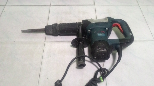 เครื่องสกัดคอนกรีตไฟฟ้า ยี่ห้อ BOSCH รุ่น GSH 5 X  สภาพดีพร้อมใช้งาน