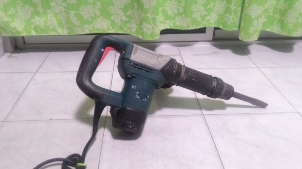 เครื่องสกัดคอนกรีตไฟฟ้า ยี่ห้อ BOSCH รุ่น GSH 5 X  สภาพดีพร้อมใช้งาน