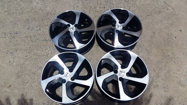 ขายล้อแม็ก city 15"&times;5.5" et45 4 รู 100 ทำสีใหม่ สีดำหน้าเงา สนใจติดต่อเล็กคลองสามครับ 081-3747940