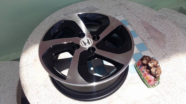 ขายล้อแม็ก city 15"&times;5.5" et45 4 รู 100 ทำสีใหม่ สีดำหน้าเงา สนใจติดต่อเล็กคลองสามครับ 081-3747940