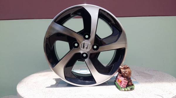 ขายล้อแม็ก city 15"&times;5.5" et45 4 รู 100 ทำสีใหม่ สีดำหน้าเงา สนใจติดต่อเล็กคลองสามครับ 081-3747940