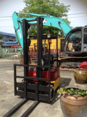 +++ ขายโฟล์คลิฟท์ไฟฟ้านั่งขับ  3  ล้อ  ขนาด 1  ตัน  เสา  3.8  เมตร  แบตเตอรี่  24  โวลต์  (ใช้กับรถบรรทุกได้)  ยางตันครับ