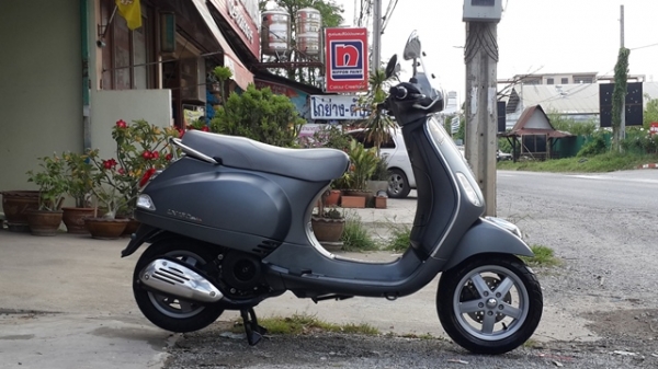 ขาาย VESPA 3V. ie ปี2013 สภาพออกห้างใหม่มากๆทะเบียนพร้อมโอน