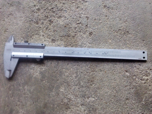 เวอร์เนียASAHIT 6 นิ้ว  เป็นมือสองพร้อมใช้ไม่มีตำหนิเลยปากสนิทแสงไม่ผ่านเลย