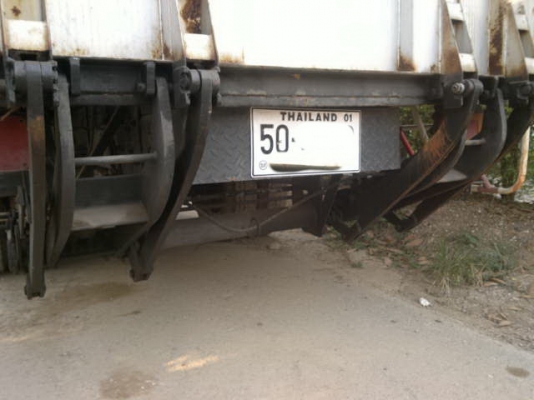 ขายรถ 6 ล้อ ตู้แห้ง 6 ปาน มีลิปไฮโรลิคหลัง กระบะยาว 8 เมตร NISSAN CB80L 165 แรง