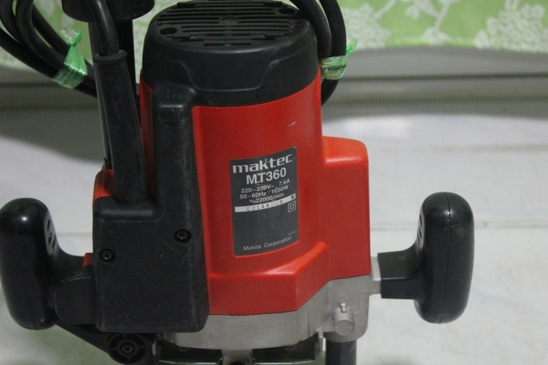 เครื่องเซาะร่อง(Router) 1/2 นิ้ว Maktec รุ่น MT360 (1,650w.)เกิน90 เปอร์เซนต์ครับ เครื่องเซาะร่อง(Router) 1/2 นิ้ว Maktec รุ่น MT360 (1,650w.)เกิน90 เปอร์เซนต์ครับ