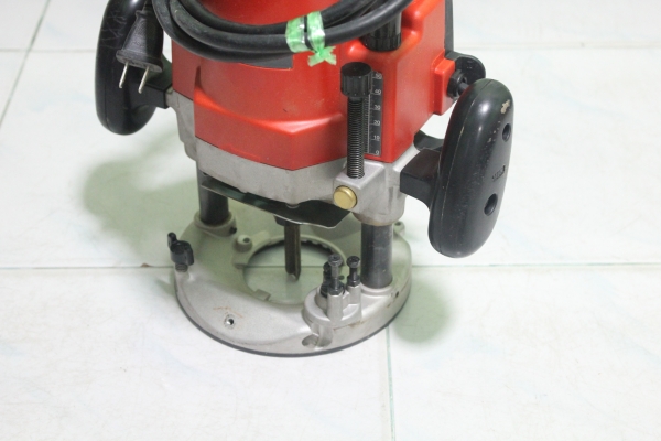 เครื่องเซาะร่อง(Router) 1/2 นิ้ว Maktec รุ่น MT360 (1,650w.)เกิน90 เปอร์เซนต์ครับ เครื่องเซาะร่อง(Router) 1/2 นิ้ว Maktec รุ่น MT360 (1,650w.)เกิน90 เปอร์เซนต์ครับ