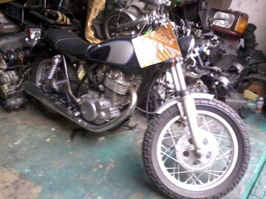 ขาย  yamaha SR 400 แนวๆแรงด้วยคาร์บูแฟลสไลด์ประกอบใหม่มือ 1 เมืองไทยครับ