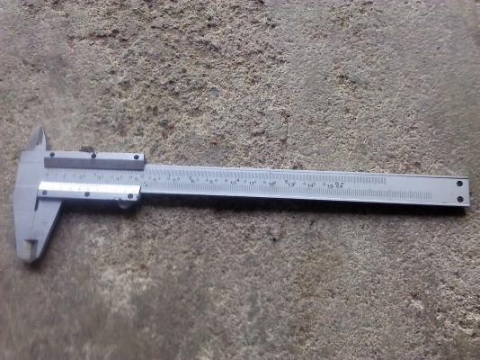 เวอร์เนียvector 6 นิ้ว  เป็นมือสองพร้อมใช้ไม่มีตำหนิเลย ปากสนิทแสงไม่ผ่านเลย