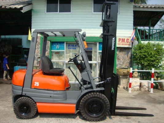 ขายรถโฟล์คลิฟท์  TOYOTA  6FD25  (รถนอกนำเข้าสภาพ  95\%) เครื่องยนต์ดีเซล  เกียร์ธรรมดา  เสาสูง  4.5  เมตร