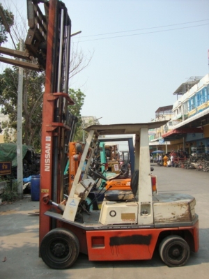 ขายรถโฟล์คลิฟท์  NISSAN  FD25  เครื่องยนต์ดีเซล  เสาสูง  4  เมตร  ฮิ้ง เกียร์ธรรมดา