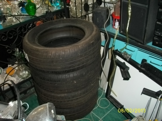 ขายยาง215/60/16 ยังไม่เคยใช้ครับเก่าเก็บสี่เส้น4000บาท