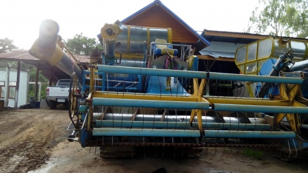 รถเกี่ยวข้าวพร้อมใช้งานราคา3ต้นๆ  0924251789