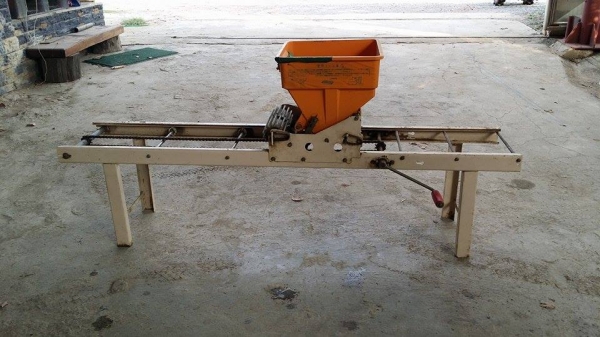 เครื่องโรยเมล็ด MINORU เก่าญี่ปุ่น ราคานี้ขายเป็นชุด คือลูกค้าจะได้ทั้ง แบบใช้มอเตอร์ขับเคลื่่อน และแบบระบบมือหมุน