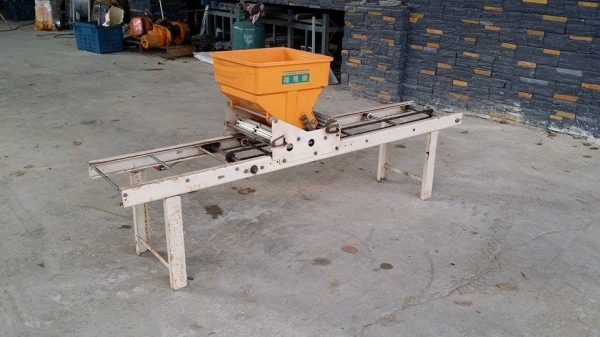 เครื่องโรยเมล็ด MINORU เก่าญี่ปุ่น ราคานี้ขายเป็นชุด คือลูกค้าจะได้ทั้ง แบบใช้มอเตอร์ขับเคลื่่อน และแบบระบบมือหมุน