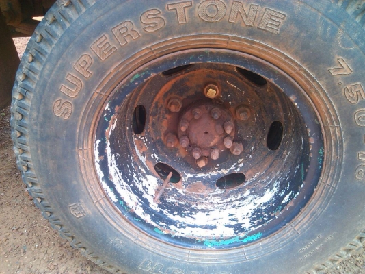 หกล้อ โตโยต้า 85 ช่วงสั้น บรรทุกถังน้ำสภาพดีพร้อมใช้งาน ทะเบียน ม.79 แล้ว