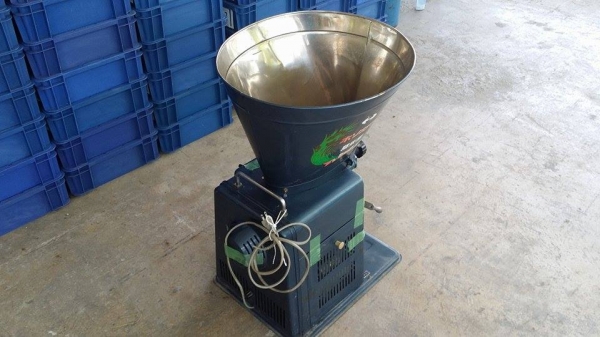 เครื่องขัดข้าวขาวเก่าญี่ปุ่น ISEKI  รุ่น  1BE สภาพดี  สามารถใช้ขัดสีข้าวกล้องให้เป็นข้าวขาว ขนาดกระทัดรัด เหมาะสำหรับใช้ในครัวเรือน  เครื่องพร้อมใช้งาน