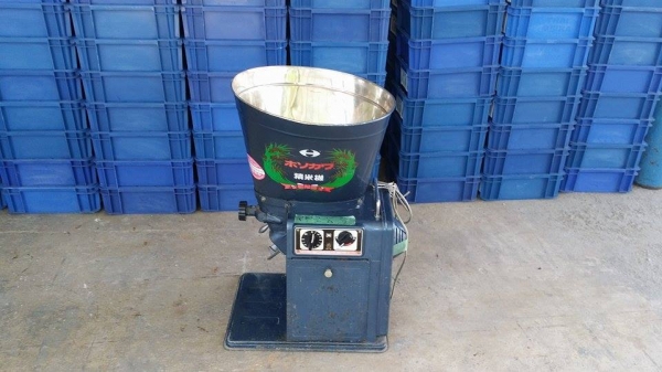 เครื่องขัดข้าวขาวเก่าญี่ปุ่น ISEKI  รุ่น  1BE สภาพดี  สามารถใช้ขัดสีข้าวกล้องให้เป็นข้าวขาว ขนาดกระทัดรัด เหมาะสำหรับใช้ในครัวเรือน  เครื่องพร้อมใช้งาน