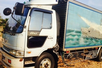 หกล้อ HiNO FC 4 j 145 ปี42 บรรทุกตู้แห้ง ยาว5.50ม สภาพดีสวยพร้อมใช้งาน ทะเบียนพร้อมโอน ราคา 580,000 ราคานี้ขับส่งถึงบ้าน นะครับ