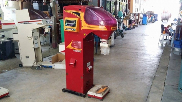 เครื่องชั่งพร้อมคัดแยกเมล็ด YANMAR รุ่น KR2300 (2)  เก่าญี่ปุ่น สภาพสวย เครื่องพร้อมใช้งาน ทำให้การชั่งเป็นไปอย่างสะดวกและได้มาตรฐาน