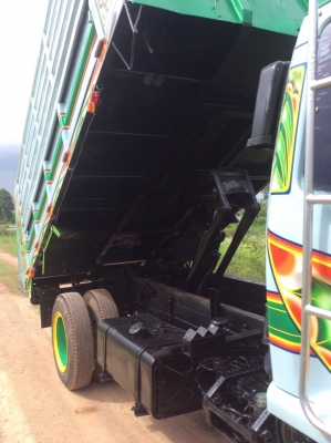 6ล้อ ISUZU ROCKY ดั๊ม เครื่อง 175 แรง เบรคจิ๊ฟฟี่ พวงมาลัยพาว์เวอร์ ช่วงล่างใหญ่ หัวดี เครื่องดี ครัทซีสวย ยางใหญ่  ช่วงล้อ 3.8 ม. รถสวยพร้อมใช้งาน ขาย 630,000 บาท( ศุภากร 081- 1903107 ,081-4252943)