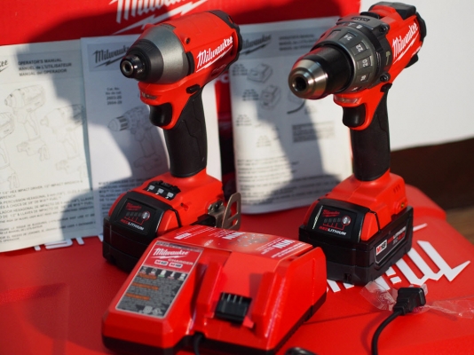 ชุดสว่านไร้สาย Milwaukee 2797-22 มีสว่านกระแทกและสว่านไขควง กล่องใหญ่มาก ชุดสว่านไร้สาย Milwaukee 2797-22 มีสว่านกระแทกและสว่านไขควง กล่องใหญ่มาก