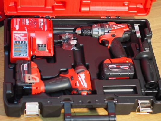 ชุดสว่านไร้สาย Milwaukee 2797-22 มีสว่านกระแทกและสว่านไขควง กล่องใหญ่มาก ชุดสว่านไร้สาย Milwaukee 2797-22 มีสว่านกระแทกและสว่านไขควง กล่องใหญ่มาก