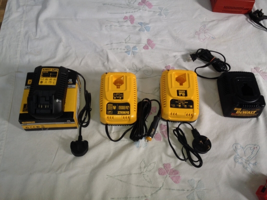 แท่นชาร์จแบ็ต DeWALT,Makita,Milwaukee,Hilti หลายรุ่น