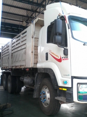 รถอีซูซุ 10 ล้อดั้ม FVZ  300 แรงม้า ปี 52.  ( รถวิ่ง 23x,xxx กว่า กม. )    สนใจติดต่อ  081 - 6079515