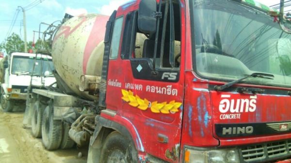 สิบล้อ HINO FS 380แรง 2เพา บรรทุกโม่ปูน 5-7 คิว สภาพดีใช้งานประจำ เล่มทะเบียนครบ ราคา 725,000บ  ครับ