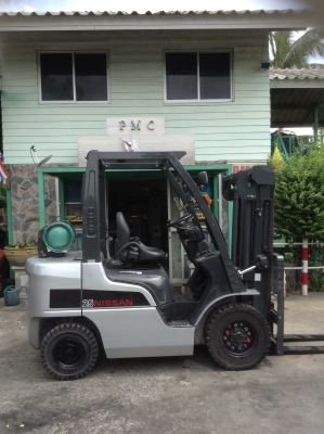 +++ ขายโฟล์คลิฟท์  NISSAN FG25  (รุ่นใหม่)  สภาพ  90 \%  ชม. การทำงาน  3,900  ชม.  ขนาด  2.5  ตัน  เครื่องยนต์เบนซิน  ติดแก๊ส  เสา  3  เมตร  เกียร์ออโตเมติค  ยางตันใหม่ครับ  รับประกันเครื่อง + เกียร์