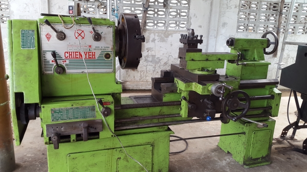 เครื่องกลึง 6 ฟุต รุ่นหนัก 3 เพลาเกียร์บล็อก พร้อมใช้งาน สภาพสวย ๆ 115,000