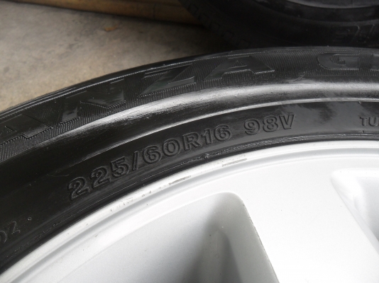 ล้อแม็ก 16นิ้ว 6รู อีซูสุ พร้อมยาง สวยๆ 4 ล้อ ราคา 6500 บาท