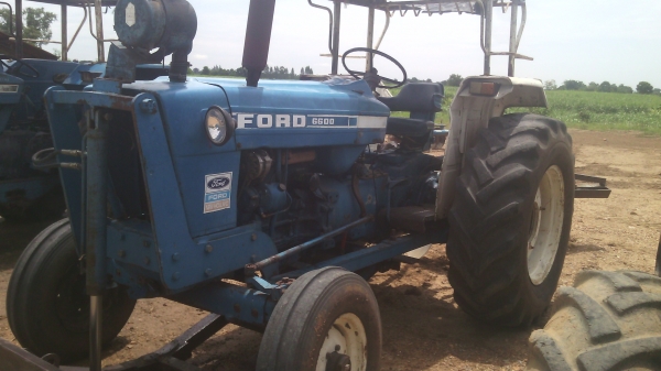 ขายรถไถFORD  6600  T3แท้ๆเต็มดันเล่มพร้อมโอน  สนใจ0810076640