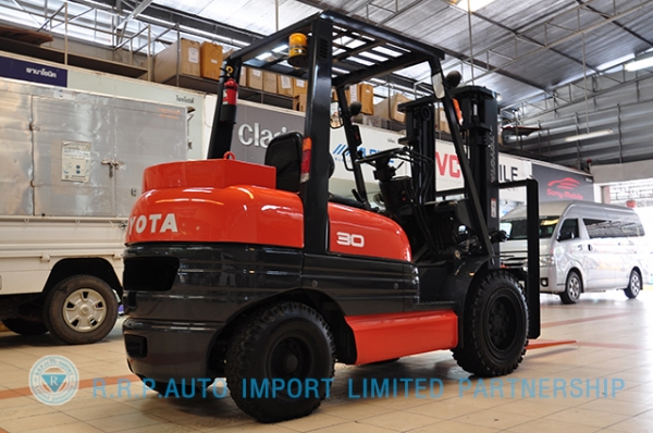 ขายรถโฟล์คลิฟท์มือสอง TOYOTA รุ่น 6FG30 ราคา 299,000 บาท นำเข้าจากประเทศญี่ปุ่น 100\% ไม่เคยใช้งานในไทย