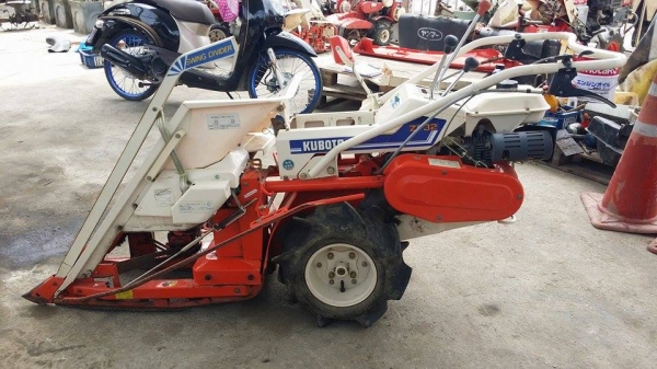 รถเกี่ยวข้าวเดินตามแบบมัดข้าวในตัว KUBOTA  รุ่น ZF32 (2) เก่าญี่ปุ่น สภาพสวย เครื่องพร้อมใช้งาน ไม่เคยใช้งานในไทย