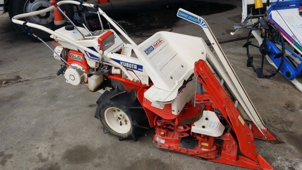 รถเกี่ยวข้าวเดินตามแบบมัดข้าวในตัว KUBOTA  รุ่น ZF32 (2) เก่าญี่ปุ่น สภาพสวย เครื่องพร้อมใช้งาน ไม่เคยใช้งานในไทย