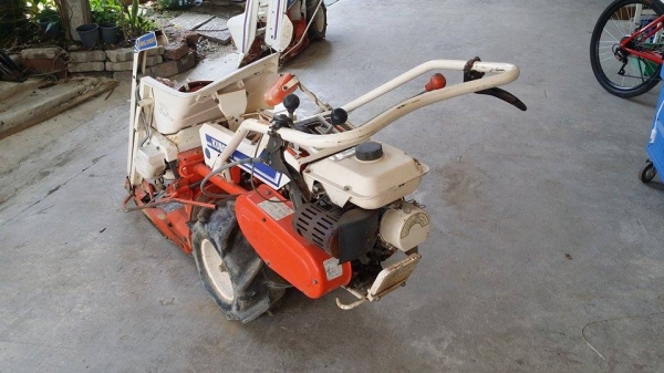รถเกี่ยวข้าวเดินตามแบบมัดข้าวในตัว KUBOTA รุ่น ZF32 (1)  เก่าญี่ปุ่น สภาพสวย เครื่องพร้อมใช้งาน ไม่เคยใช้งานในไทย