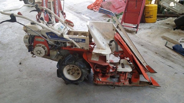 รถเกี่ยวข้าวเดินตามแบบมัดข้าวในตัว KUBOTA รุ่น ZF32 (1)  เก่าญี่ปุ่น สภาพสวย เครื่องพร้อมใช้งาน ไม่เคยใช้งานในไทย